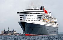 Le navire de croisière britannique RMS Queen Mary 2 est ancré près du château de Kronborg, à Elsingor, au Danemark, mardi 14 août 2018. 