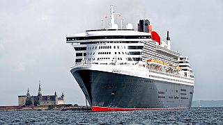 Das britische Kreuzfahrtschiff RMS Queen Mary 2 liegt in der Nähe von Schloss Kronborg in Elsingor, Dänemark, vor Anker, Dienstag, 14. August 2018. 