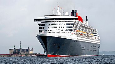 ترسو سفينة الرحلات البريطانية RMS Queen Mary 2 بالقرب من قلعة كرونبورغ، في إلسينجور، الدنمارك، الثلاثاء 14 أغسطس 2018. 