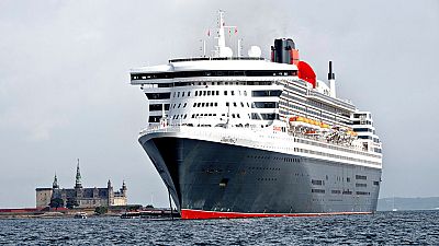 Le navire de croisière britannique RMS Queen Mary 2 est ancré près du château de Kronborg, à Elsingor, au Danemark, mardi 14 août 2018. 