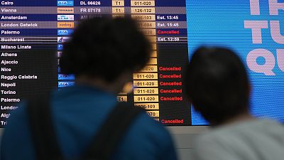 Επιβάτες συνωστίζονται στον τερματικό σταθμό αναχωρήσεων διεθνών πτήσεων του αεροδρομίου Fiumicino της Ρώμης, 19 Ιουλίου 2024