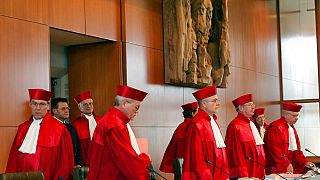 Federal Anayasa Mahkemesi İkinci Senatosu yargıçları, 9 Ağustos 2005 Salı günü Karlsruhe'deki Mahkeme Salonu'nda oturumun başında mahkemeye giriyor.