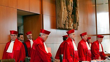 Federal Anayasa Mahkemesi İkinci Senatosu yargıçları, 9 Ağustos 2005 Salı günü Karlsruhe'deki Mahkeme Salonu'nda oturumun başında mahkemeye giriyor.