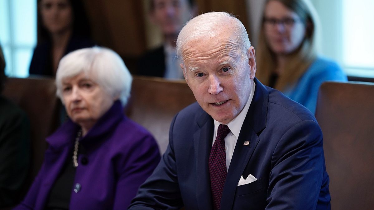 ABD Başkanı Joe Biden, 6 Haziran 2023 Salı günü Washington'da Beyaz Saray'da Hazine Bakanı Janet Yellen'ın da katıldığı bir kabine toplantısında konuşurken görüntüleniyor.