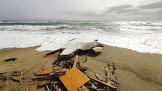 Los restos del barco que volcó frente a Steccato di Cutro, Calabria, el 26 de febrero de 2023. Murieron al menos 94 personas