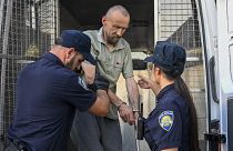 الشرطة تنقل للتحقيق المشتبه به في حادث إطلاق نار على دار للمسنين في إحدى البلدات الكرواتية 