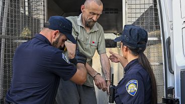 الشرطة تنقل للتحقيق المشتبه به في حادث إطلاق نار على دار للمسنين في إحدى البلدات الكرواتية 