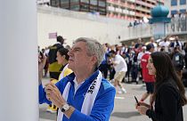 O Presidente do COI, Thomas Bach, assina o Monumento à Paz na Aldeia Olímpica, sede dos Jogos Olímpicos de verão de 2024, segunda-feira, 22 de julho de 2024, em Paris, França.