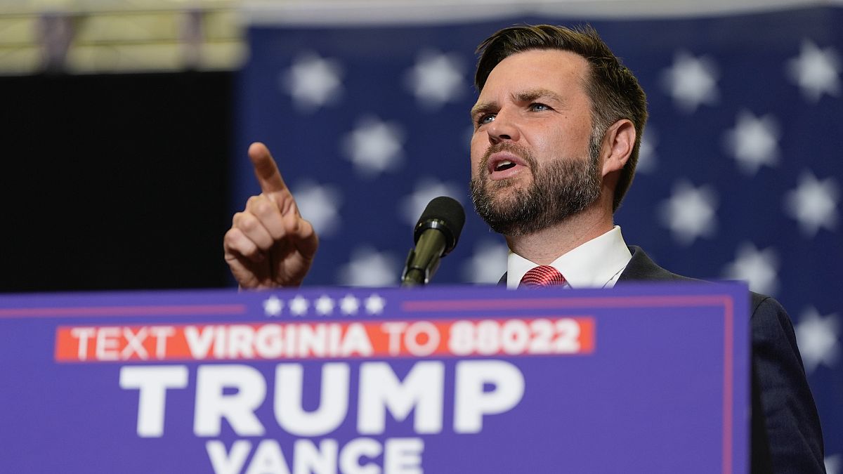 JD Vance, 22 Temmuz 2024 Pazartesi günü Radford, Virginia'da Radford Üniversitesi'nde düzenlenen bir kampanya mitinginde konuşurken görüntüleniyor