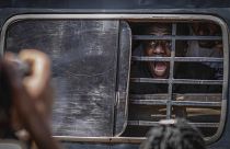 متظاهر أوغندي داخل شاحنة للأمن بعد القبض عليه أثناء نظاهرة ضد الفساد في كامبالا بتاريخ 23 تموز 2024
