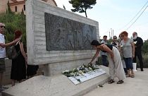 Συγγενείς και φίλοι των θυμάτων και πληγέντες από την καταστροφική πυρκαγιά στο Μάτι και τη Ραφήνα αφήνουν λουλούδια στο Μνημείο των θυμάτων της πυρκαγιάς