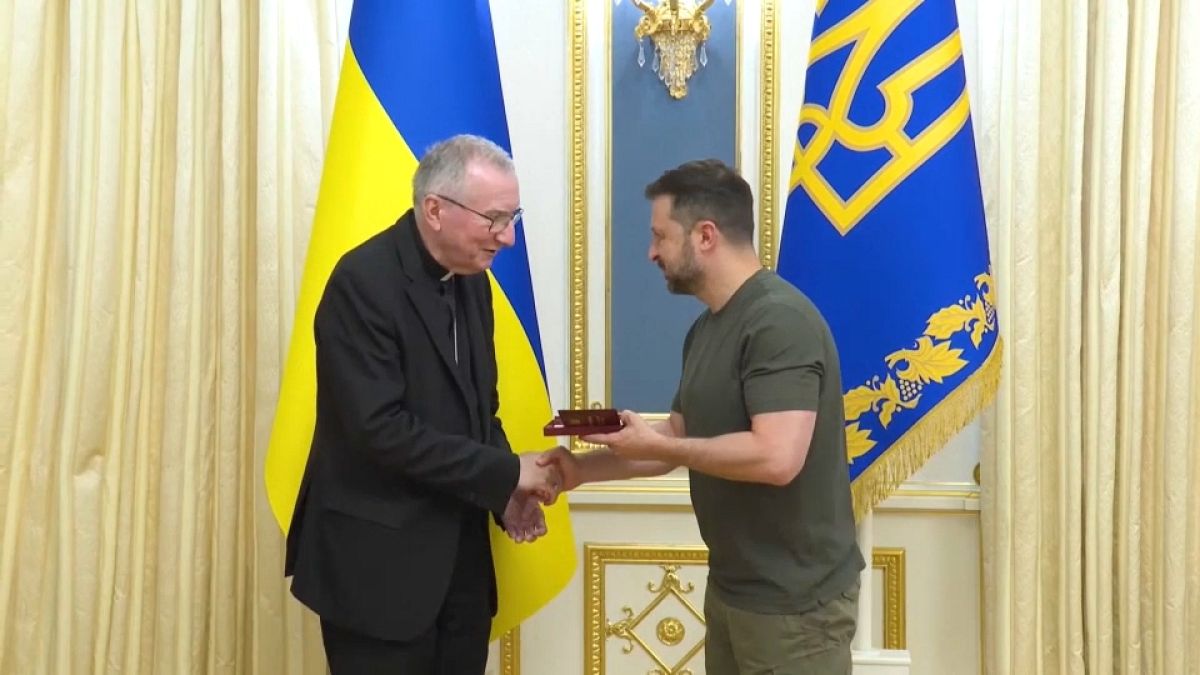 Pietro Parolin bíboros (balra) és Volodimir Zelenszkij ukrán elnök kezet fognak Kijevben 2024.07.23-án.