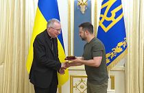 Pietro Parolin bíboros (balra) és Volodimir Zelenszkij ukrán elnök kezet fognak Kijevben 2024.07.23-án.