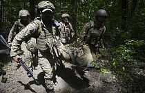 Soldati ucraini della 3a brigata della Spartan Task Force prendono parte ad esercitazioni tattiche in una località non rivelata nella regione di Kharkiv, Ucraina