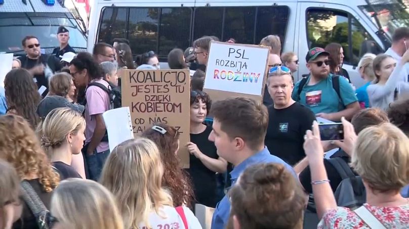 Imagen de varias personas en el transcurso de una protesta en Polonia en favor de los derechos de la mujer y contra el rechazo parlamentario a la despenalización del aborto.