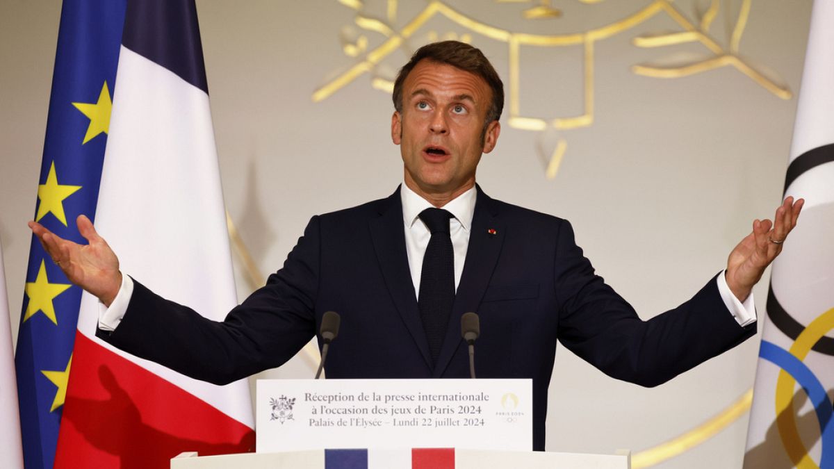 Le président français Emmanuel Macron prononce un discours lors d'une réception pour les journalistes internationaux accrédités pour les Jeux olympiques de Paris 2024