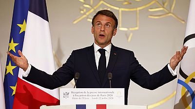 Le président français Emmanuel Macron prononce un discours lors d'une réception pour les journalistes internationaux accrédités pour les Jeux olympiques de Paris 2024