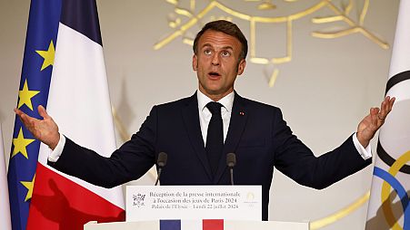 Le président français Emmanuel Macron prononce un discours lors d'une réception pour les journalistes internationaux accrédités pour les Jeux olympiques de Paris 2024