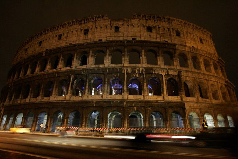 Vista do Coliseu de Roma com as luzes apagadas durante o evento Hora do Planeta, sábado, 28 de março de 2009. 