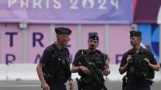 Agenti di polizia fuori dal villaggio olimpico, Parigi, Francia, 23 luglio 2024