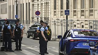 Imagen de varios policías controlando un vehículo acreditado para los Juegos Olímpicos de París, el sábado 20 de julio de 2024, en la capital francesa.