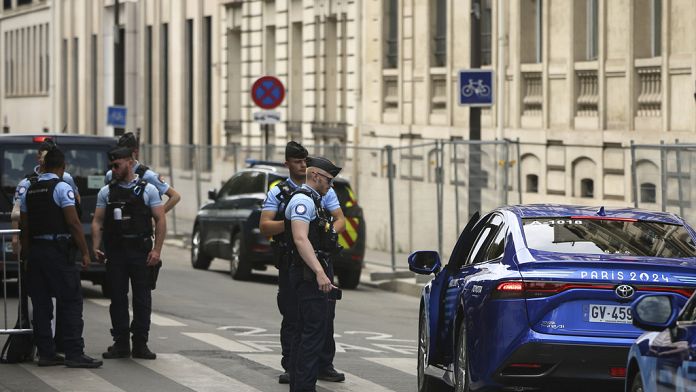 Parigi: ristoratore prende in ostaggio i suoi dipendenti, polizia sul posto