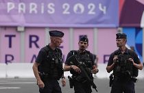 Полиция охраняет Олимпийскую деревню в Париже