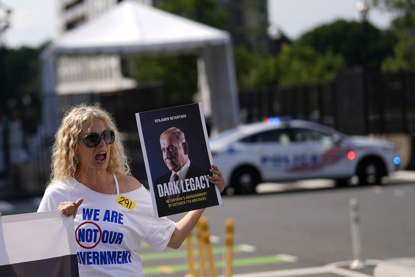 Bir protestocu Watergate Oteli'nin yakınlarında, Washington, 23 Temmuz 2024.