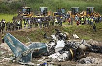 Des membres de l'armée népalaise bouclent le site de l'accident d'un avion à l'aéroport international de Tribhuvan à Katmandou, au Népal, le mercredi 24 juillet 2024. 