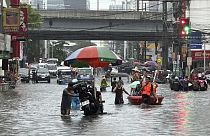  فيضان الشوارع بسبب الأمطا التي تفاقمت بسبب الإعصار يوم الأربعاء  في مانيلا، الفلبين. (AP/جوال كالوبيتان)