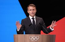 الرئيس الفرنسي إيمانويل ماكرون يتحدث بعد اختيار منطقة جبال الألب الفرنسية لاستضافة الألعاب الشتوية لعام 2030، الأربعاء 24 يوليو 2024، في باريس، فرنسا. 