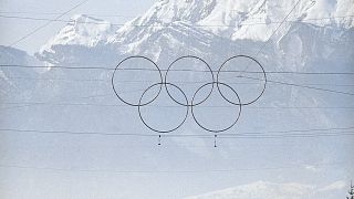 Az olimpia ötkarika, háttérben az Alpok vonulata
