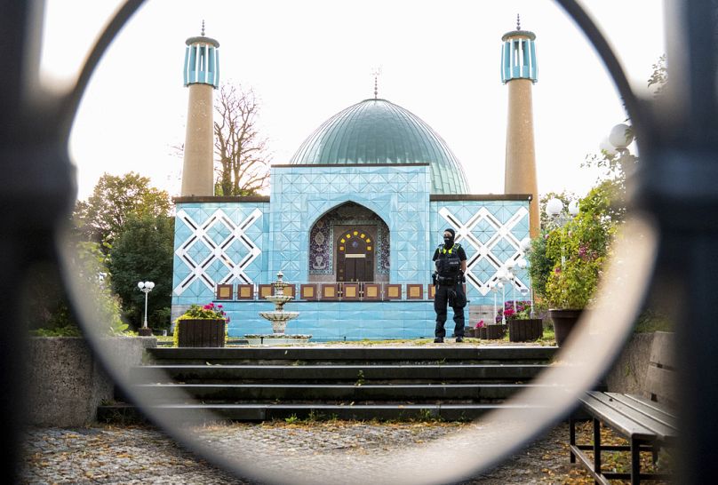 Bir polis memuru, Almanya'nın Hamburg kentinde İmam Ali Camii'ne düzenlenen baskın sırasında Hamburg İslam Merkezi'nin dışında duruyor, 24 Temmuz 2024.