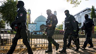 Rendőrök a Hamburgi Iszlám Központ mecsete előtt