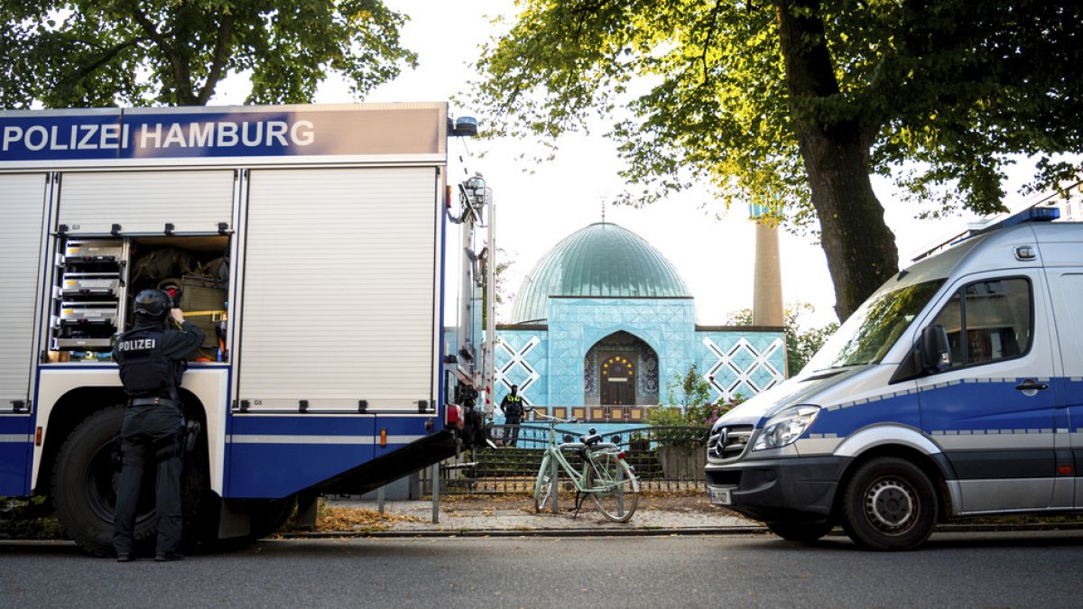 Agentes da polícia no Centro Islâmico de Hamburgo 