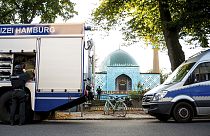 Agentes da polícia no Centro Islâmico de Hamburgo 