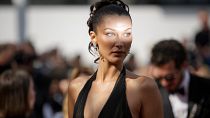 Bella Hadid, 2024 Cannes Uluslararası Film Festivali'nde 'Beating Hearts' filminin galasına gelişinde fotoğrafçılara poz verdi