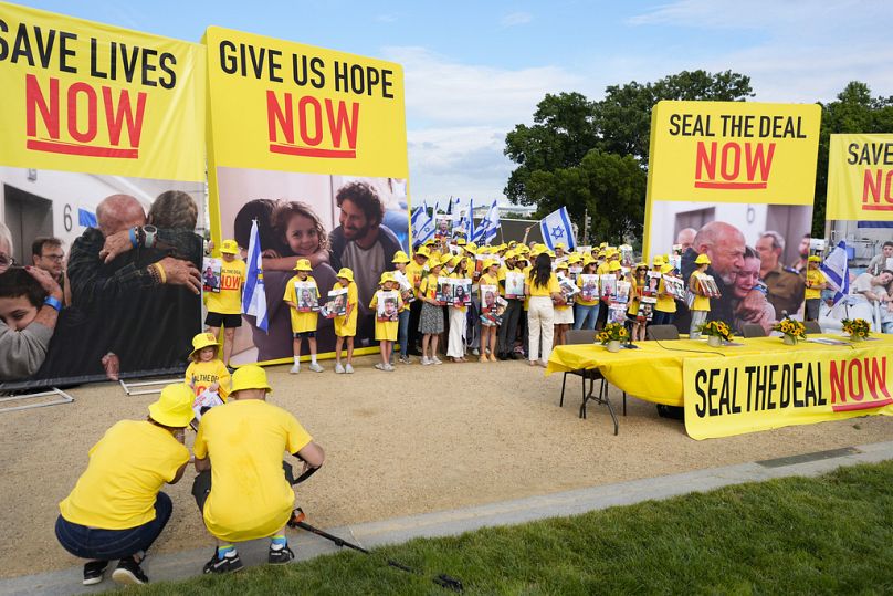 Un groupe se faisant appeler « Seal the Deal » se rassemble lors d'une manifestation sur le National Mall, près du Capitole