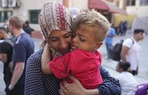 Una donna palestinese saluta il figlio malato prima di lasciare la Striscia di Gaza per farsi curare all'estero attraverso il valico di Kerem Shalom, a Khan Younis, nel sud della Striscia di Gaza.