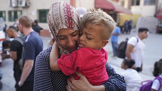 Eine palästinensische Frau verabschiedet sich von ihrem kranken Sohn, bevor sie den Gazastreifen über den Kerem-Shalom-Übergang verlässt, um sich im Ausland behandeln zu lassen, in Khan Younis im südlichen Gazastreifen