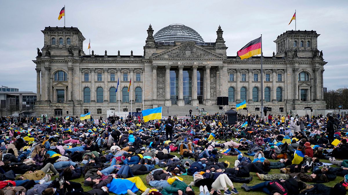 DOSYA FOTOĞRAFI - 6 Nisan 2022, Çarşamba, Berlin, Almanya'da Reichstag binası önünde Rusya'nın Ukrayna'yı işgaline karşı gösteri.