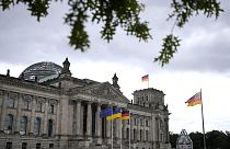 As bandeiras da União Europeia, da Ucrânia e da Alemanha antes de um discurso proferido por Volodymyr Zelenskyy, no Parlamento alemão