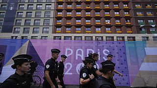 Αστυνομικοί περπατούν έξω από την περίμετρο του Ολυμπιακού Χωριού, δίπλα από τις κατοικίες των ισπανικών, ιταλικών και μαροκινών ομάδων, στους Θερινούς Ολυμπιακούς Αγώνες του 2024, 23 Ιουλίου 2024, στο Παρίσι