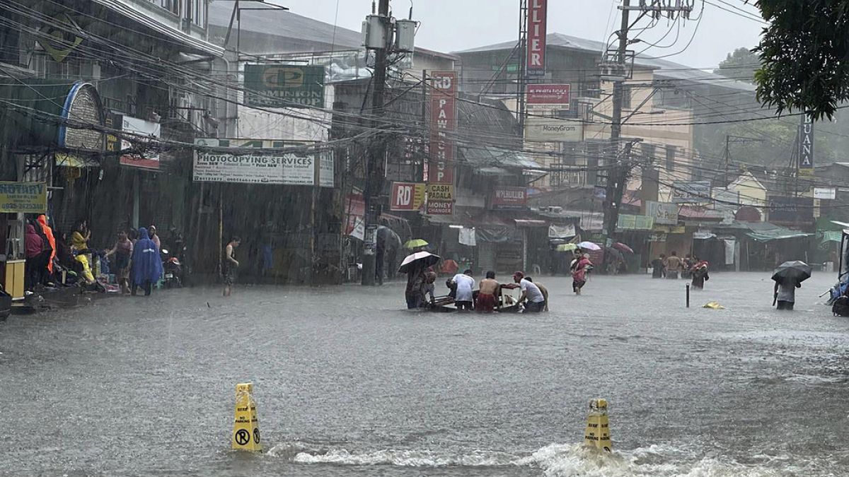 Ruas inundadas devido ao agravamento das chuvas de monção provocadas pelo tufão Gaemi, na quarta-feira, 24 de julho de 2024, em Manila, nas Filipinas. 