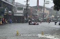 Ruas inundadas devido ao agravamento das chuvas de monção provocadas pelo tufão Gaemi, na quarta-feira, 24 de julho de 2024, em Manila, nas Filipinas. 