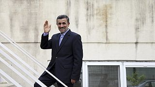 الرئيس الإيراني السابق محمود أحمدي نجاد في فناء مكتبه، في طهران، إيران، السبت، 15 أبريل، 2017. 