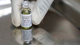 Güney Afrika'nın Cape Town kentindeki Desmond Tutu Sağlık Vakfı'nda bir eczacı yeni HIV önleyici enjekte edilebilir ilaç olan lenakapavir şişesini tutuyor.
