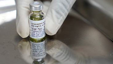 Un farmacéutico sostiene un vial de lenacapavir, el nuevo medicamento inyectable para la prevención del VIH, en la Fundación de Salud Desmond Tutu, en Ciudad del Cabo (Sudáfrica).