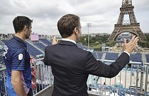 Macron az olimpiára hivatkozva tartja hivatalban az ügyvivő kormányt - az államfő szerdán kilátogatott a strandröplabda helyszínére 