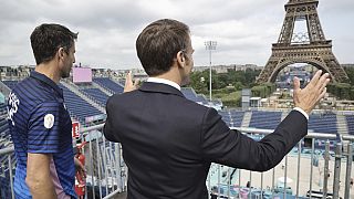 Macron az olimpiára hivatkozva tartja hivatalban az ügyvivő kormányt - az államfő szerdán kilátogatott a strandröplabda helyszínére 